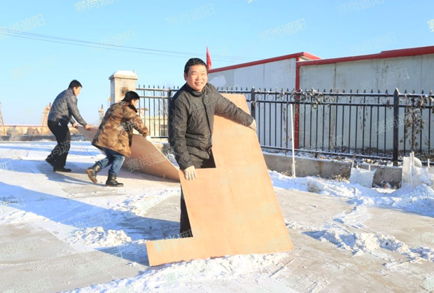 金总身先士卒，带领大家除雪