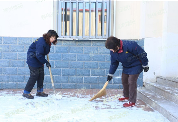 挥舞着铁锹和笤帚，相互配合扫雪图片