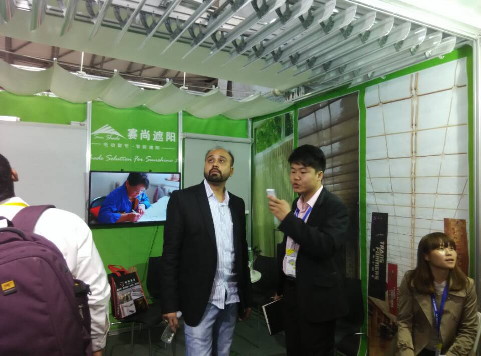 外贸员工向国外客户展示赛尚电动百叶 外贸员工向国外客户展示赛尚电动百叶