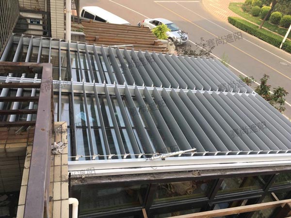 别墅阳光房梭形百叶实景图