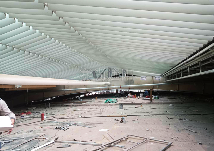石家庄国际展览中心300mm电动梭形百叶遮阳工程施工完毕后的实景图