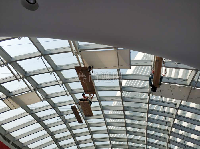 厦门五通博览中心电动遮阳系统工程正在安装施工中