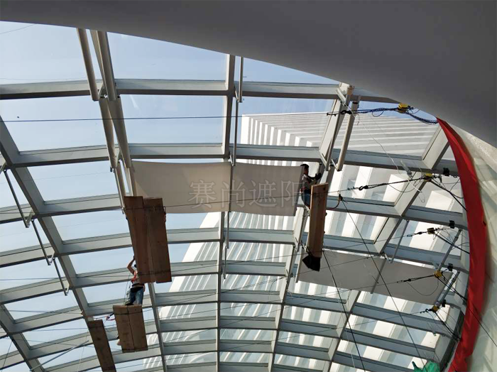 厦门五通博览中心电动遮阳系统工程正在安装施工中
